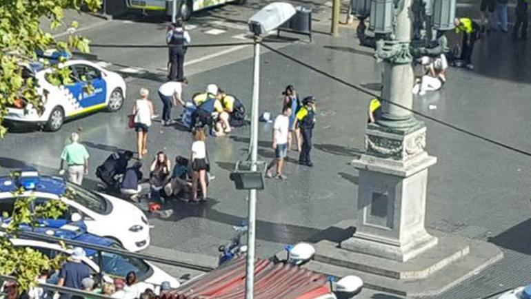 Barcelona'da minibüs kalabalığın arasına daldı: 13 ölü, 100 yaralı
