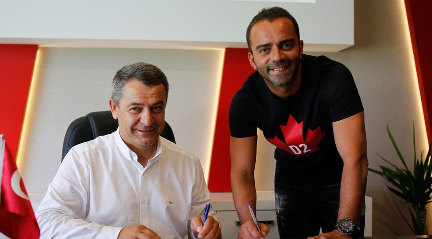 Semih Şentürk 1 yıl daha Eskişehirspor'da
