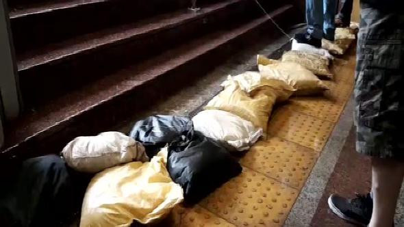 Şiddetli yağmura torbalı önlem ! Her yeri su bastı