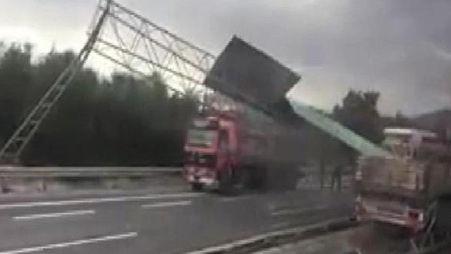 TEM'de TIR kazası ! Yol trafiğe kapandı