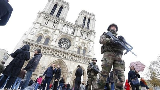 Paris'te saldırı şoku: Askerlere çarpıp kaçtı