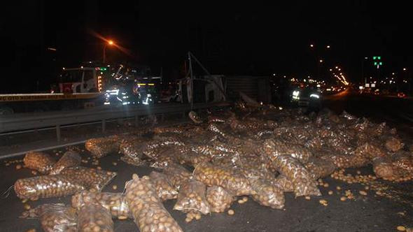 E-5 Karayolu'nda kamyon devrildi: 2 yaralı