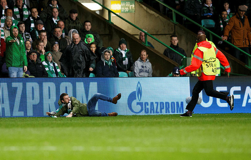 Celtic taraftarı sahaya atladı, Mbappe'ye saldırdı