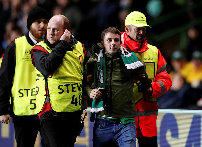 Celtic taraftarı sahaya atladı, Mbappe'ye saldırdı