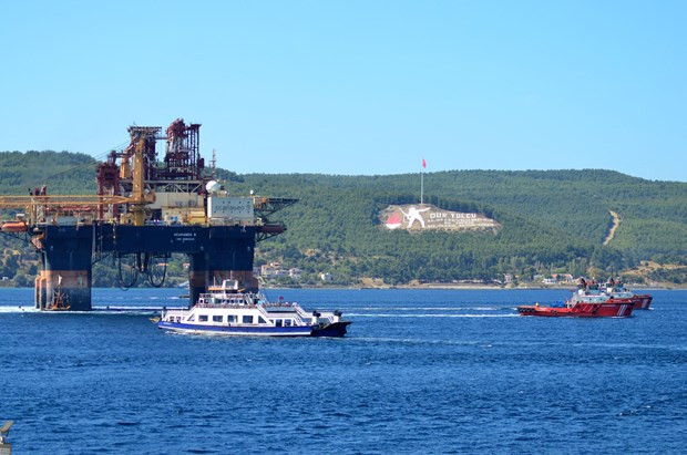 Çanakkale Boğazı'ndan bir dev geçti ! Gören telefona sarıldı