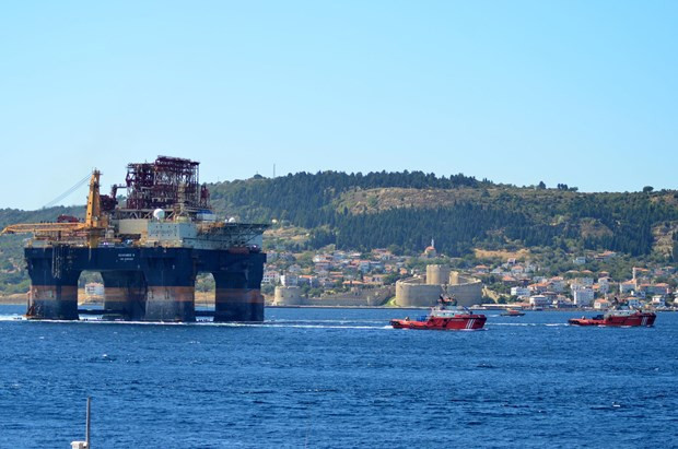 Çanakkale Boğazı'ndan bir dev geçti ! Gören telefona sarıldı