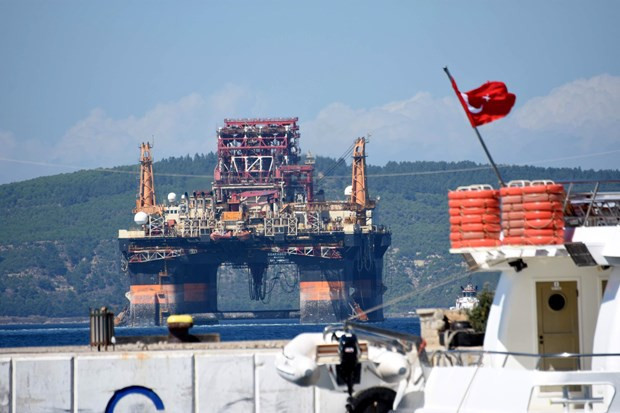 Çanakkale Boğazı'ndan bir dev geçti ! Gören telefona sarıldı