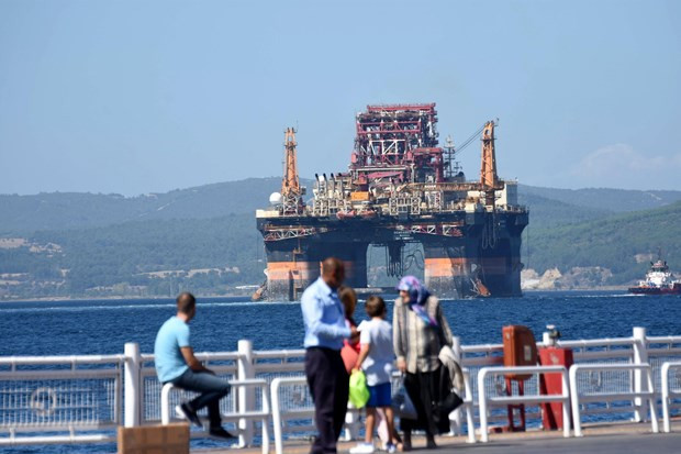 Çanakkale Boğazı'ndan bir dev geçti ! Gören telefona sarıldı