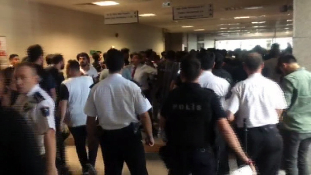İstanbul Adalet Sarayında iki grup birbirine girdi