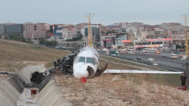 Uçak kazasının boyutu hava aydınlanınca ortaya çıktı