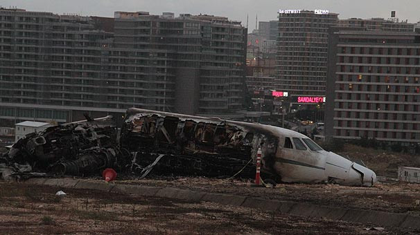 Uçak kazasının boyutu hava aydınlanınca ortaya çıktı