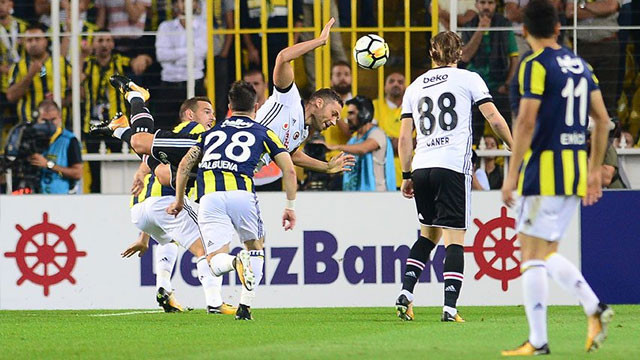 Kadıköy'de saha bir anda karıştı !