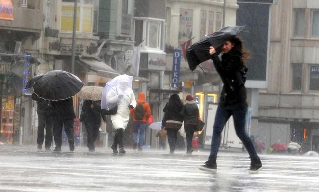 Gökten yağmur değil; afet yağdı ! İstanbul felç !