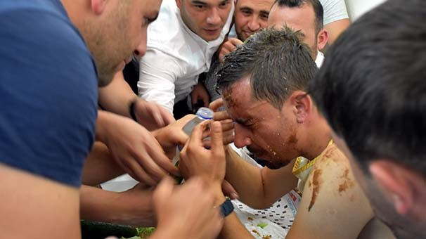 Damada kedi maması bile yedirdiler !