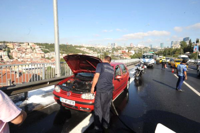 15 Temmuz Şehitler Köprüsü'nde araç yanıyor; trafik durdu !
