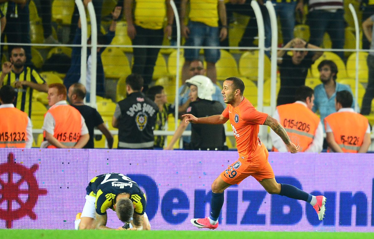 Başakşehir, Fenerbahçe'yi deplasmanda yıktı