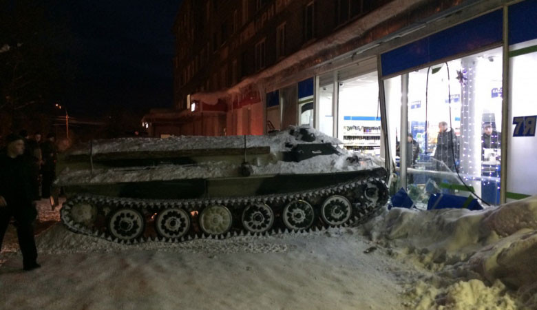 Tankla girdiği dükkandan şarap çaldı !