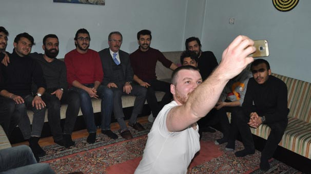 Öğrenciler davet etti rektör ziyarete gitti