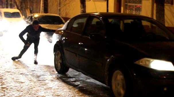 Kars'ta yollar buz tuttu
