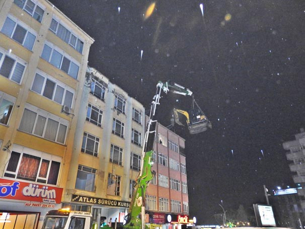 İş makinesine görenler donup kaldı ! Şaşırtan görüntü