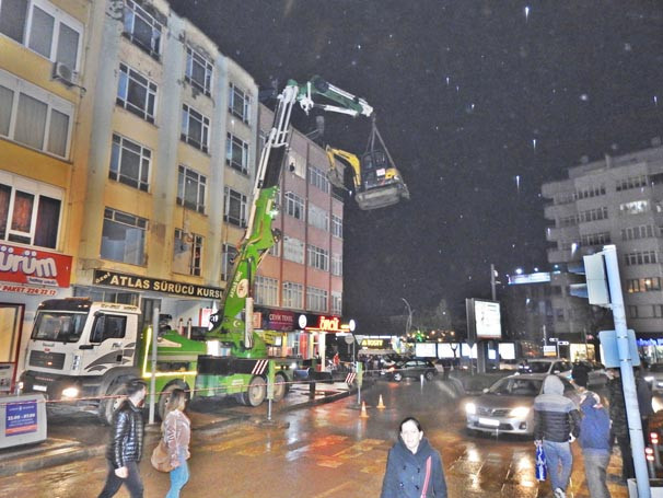 İş makinesine görenler donup kaldı ! Şaşırtan görüntü