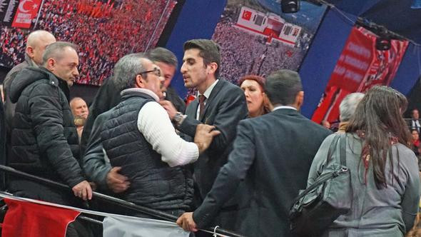CHP İstanbul Kongresi'nde gergin anlar !