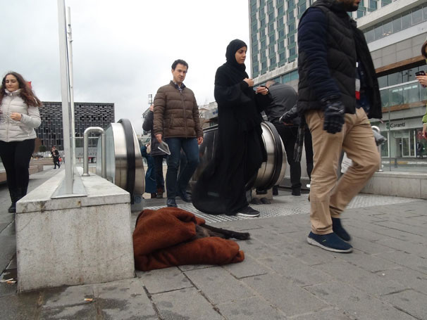 Taksim Metrosu'nda duygulandıran görüntü