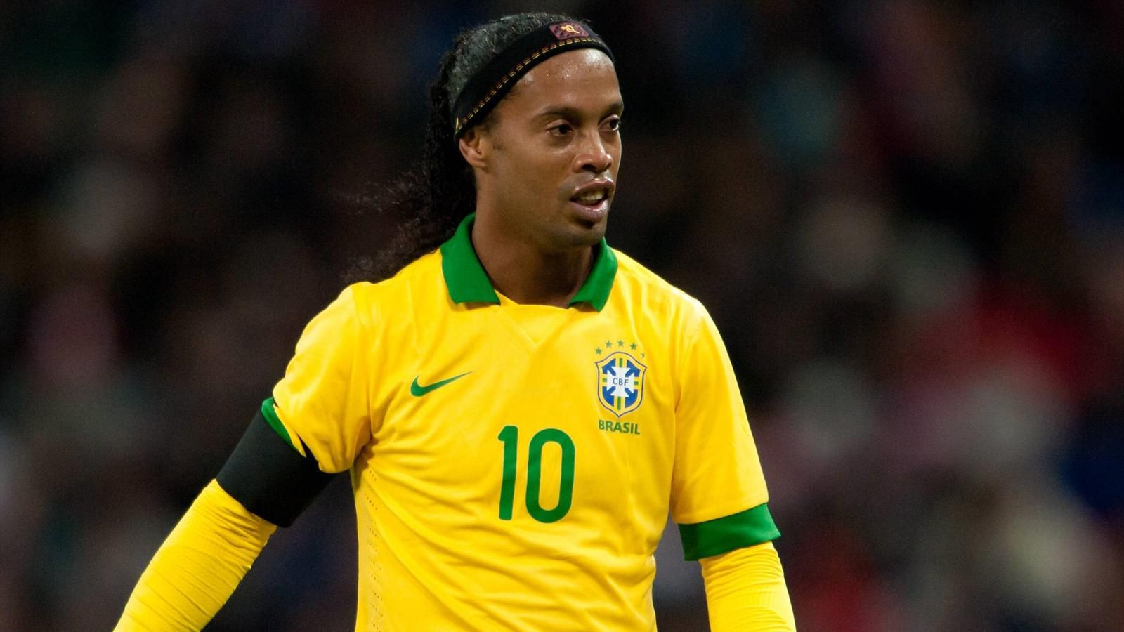 Ronaldinho futbolu resmen bıraktı !
