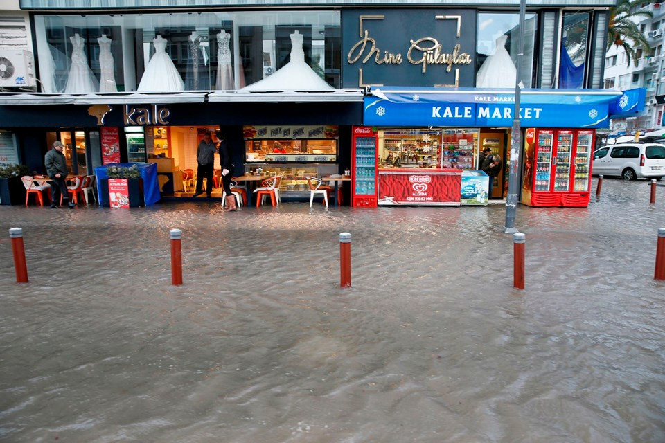 İzmir'de fırtına kabusu ! Kent sular altında kaldı - Resim: 1
