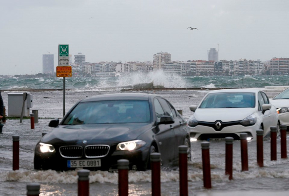 İzmir'de fırtına kabusu ! Kent sular altında kaldı - Resim: 4