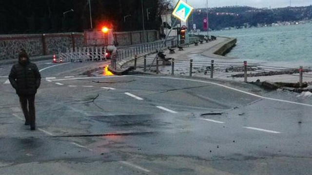 İstanbul'da sahil yolu çöktü ! Yol ulaşıma kapandı