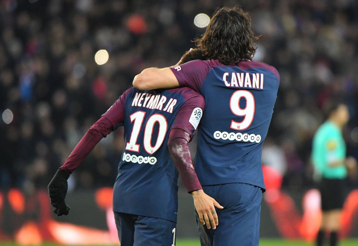 Cavani rekor kırdı, PSG fark attı !