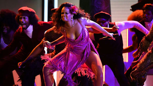 Rihanna Grammy gecesine damga vurdu