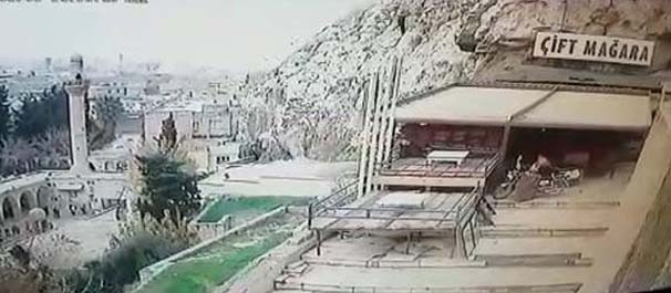 Kaleden düşme anı kamerada !