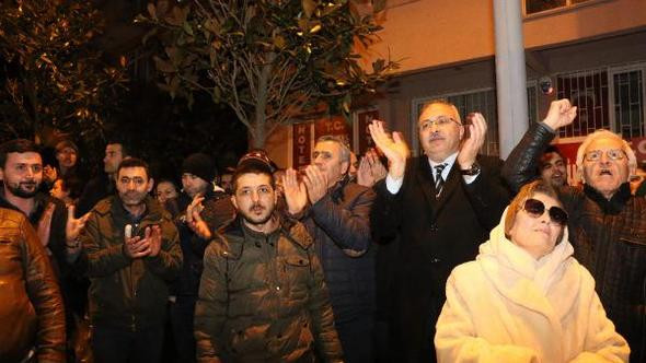 CHP'liler Beşiktaş Belediyesi önünde toplandı