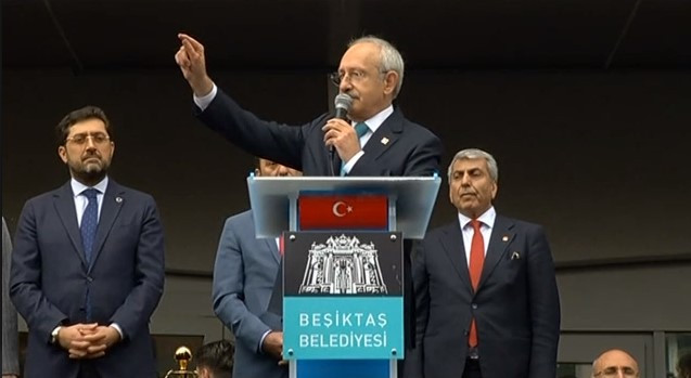 Kılıçdaroğlu'ndan Beşiktaş Belediyesi önünde flaş açıklamalar