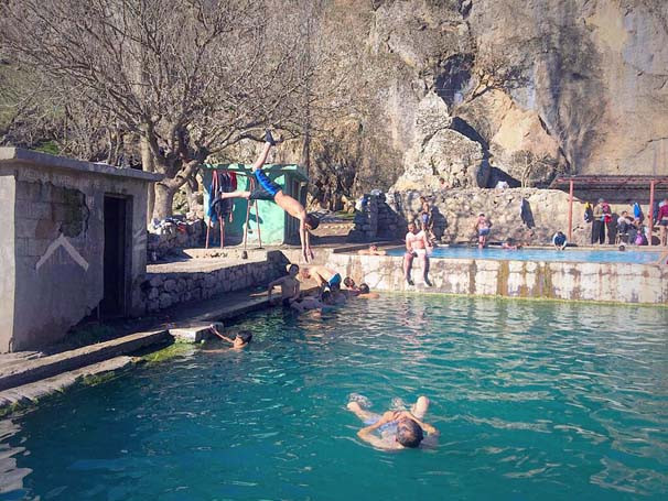 Karlı dağ manzaralı kaplıca keyfi