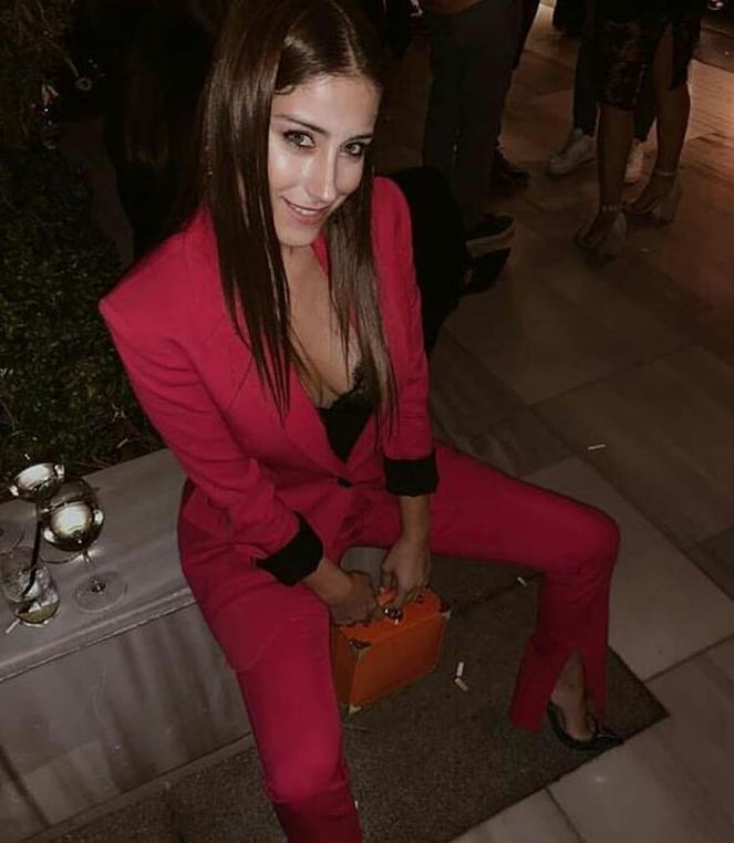 Hazal Kaya dekoltesiyle büyüledi