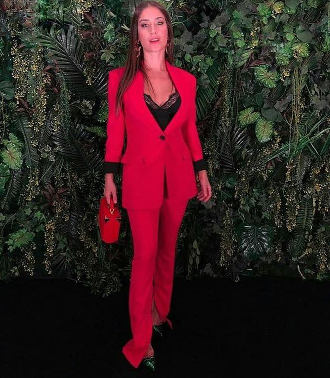 Hazal Kaya dekoltesiyle büyüledi