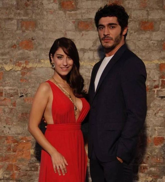 Hazal Kaya dekoltesiyle büyüledi