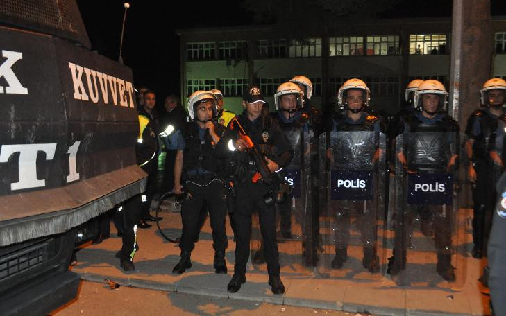 Gece yarısı tehlikeli gerginlik; 100 Suriyeliyi polis aldı