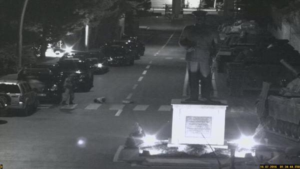 Dehşete düşüren görüntüler... Şehit edip dışarı attılar !