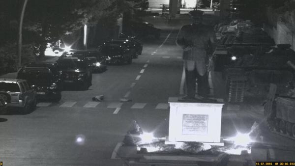 Dehşete düşüren görüntüler... Şehit edip dışarı attılar !