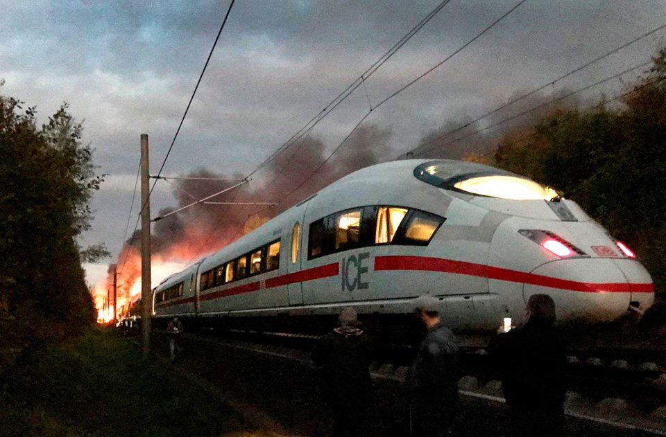 Almanya'da yolcu treninde yangın çıktı