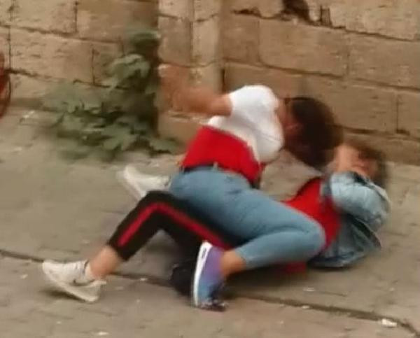 Liseli kızların ''erkek'' kavgası kamerada