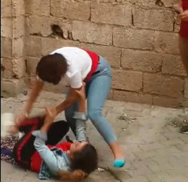 Liseli kızların ''erkek'' kavgası kamerada