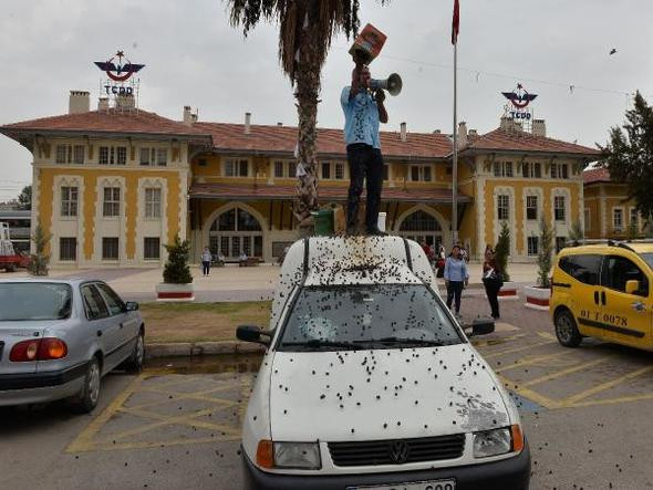 Hem bağırdı hem de etrafa saçtı !