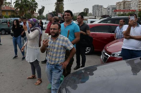 Hem bağırdı hem de etrafa saçtı !