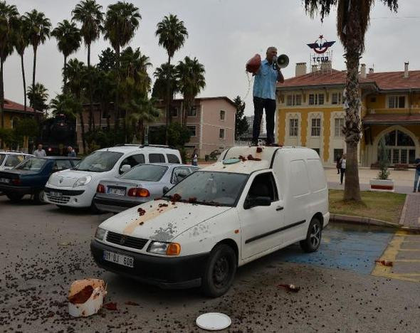 Hem bağırdı hem de etrafa saçtı !