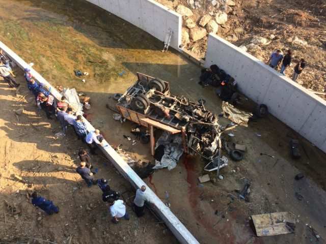 İzmir'de katliam gibi kaza: 22 ölü, 13 yaralı